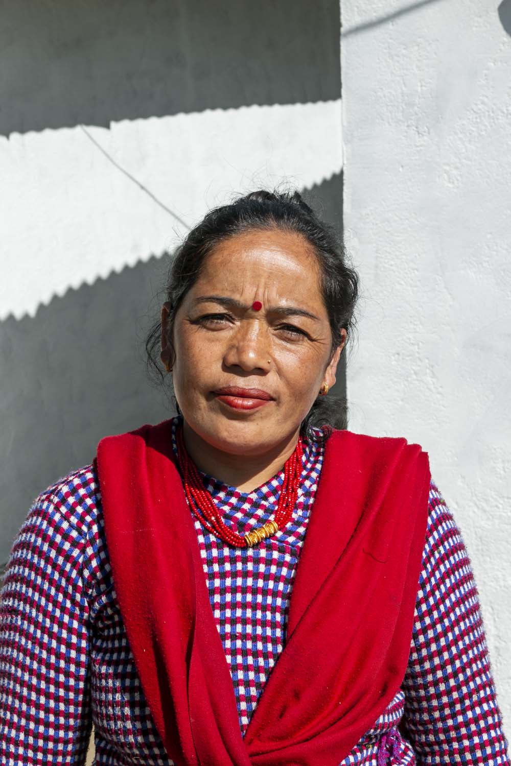 Cueilleuse de timur sauvage au Népal avec qui nous collaborons