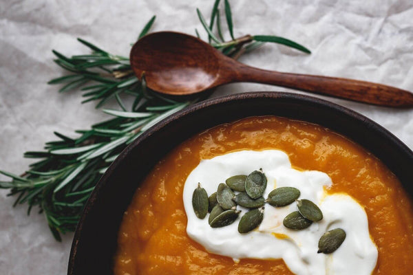 Ein Rezept für einen gesunden Darm: Kürbissuppe mit Kokosmilch, Ingwer und Kurkuma