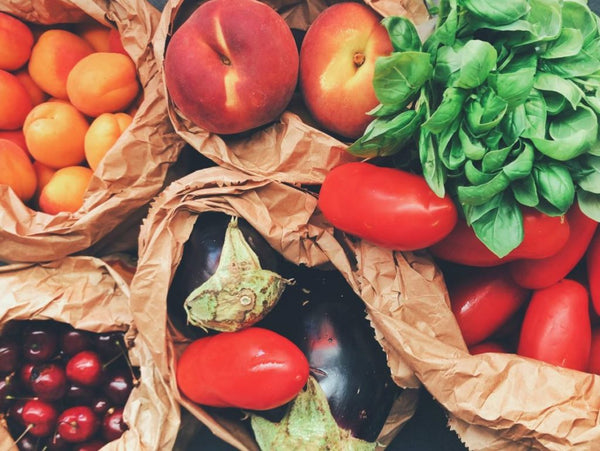 Obst und Gemüse sollte am besten in Papier oder Stoff verpackt werden – so können sich keine Plastikpartikel darauf ablagern.