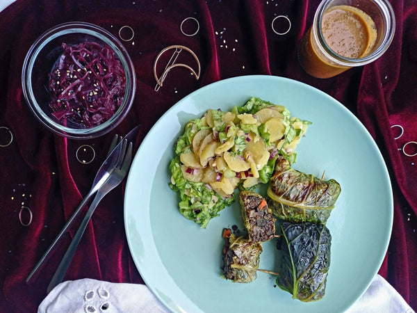 Vegane Wirsingrouladen aus unserem Rezeptbuch mit fermentiertem Rotkohl