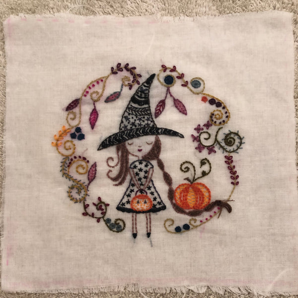 un chat dans l'aiguille little witch embroidery kit
