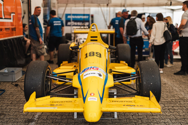 Ein Rennauto im Fahrerlager von Rennsport Rössler mit BIG Logo vorne drauf.