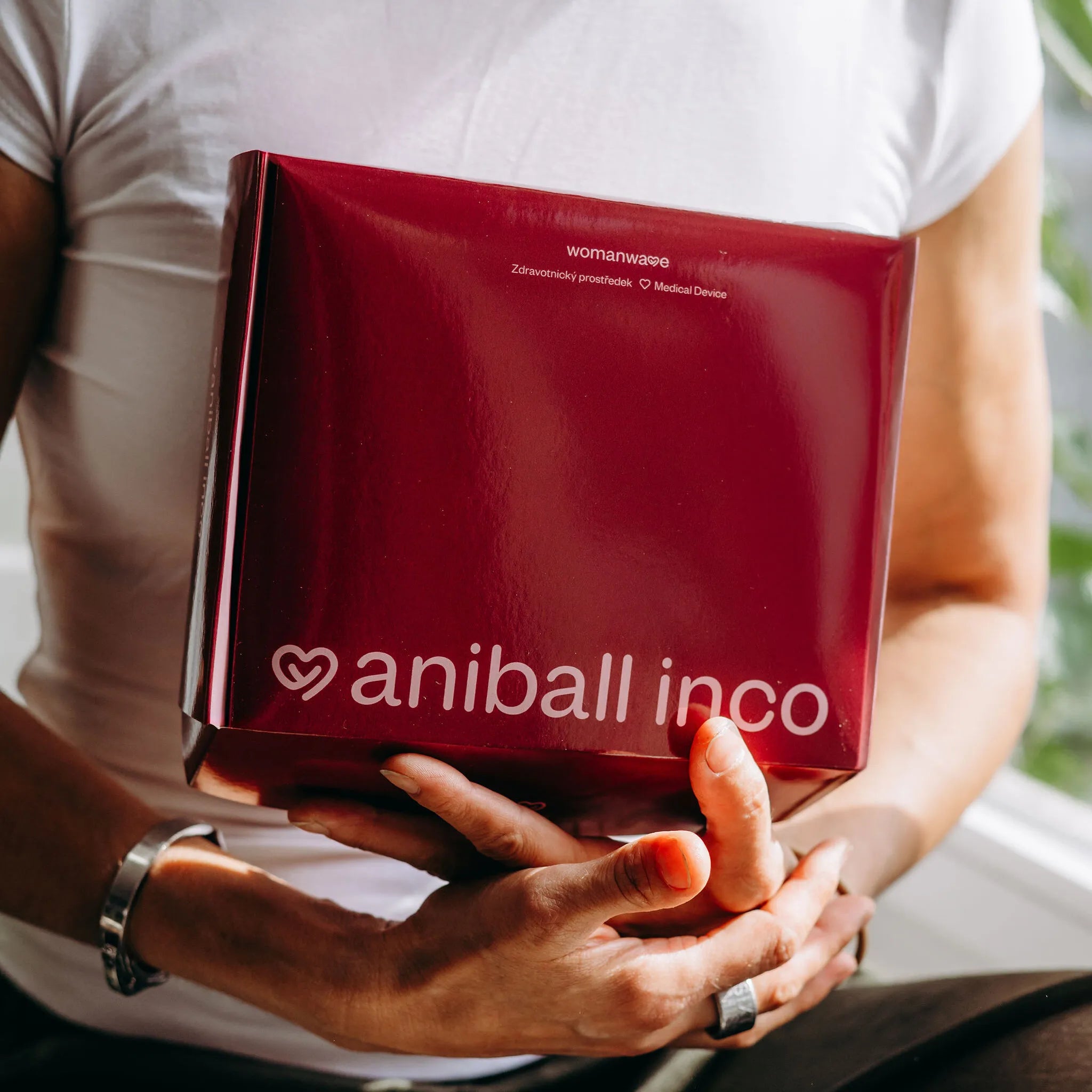 Těhotná žena s produktem Aniball inco