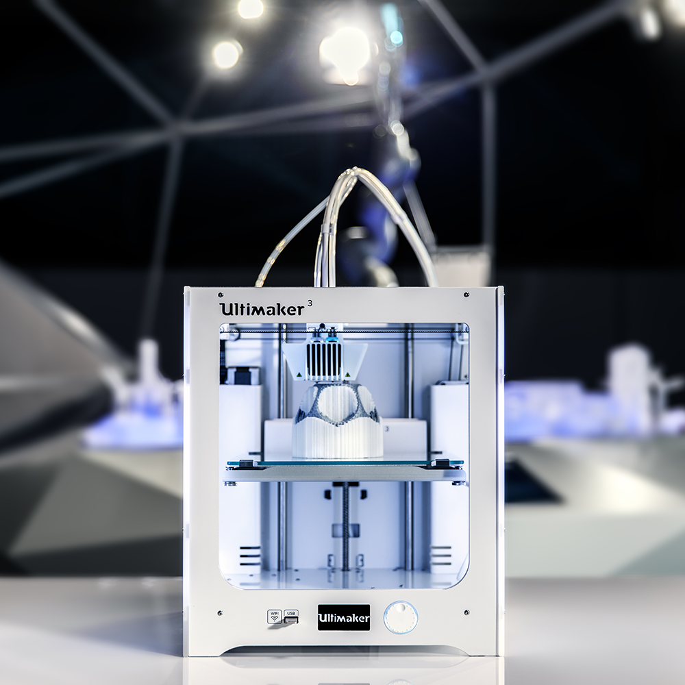 Ultimaker-3-desktop-3D-printer-dual-extrusion