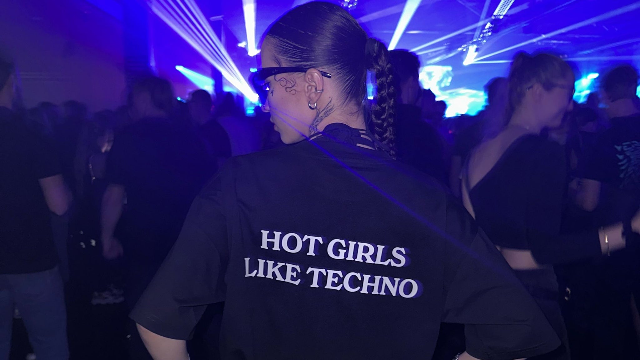 hot girls love techno banner