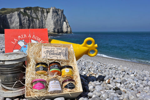 panier gourmand devant les falaises d'etretat notamment celle d'aval réalisé par la boutique la mer à boire magasin artisanal situé en plein centre d'etretat