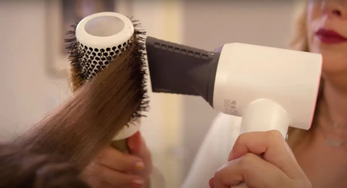 coiffure avec sèche-cheveux professionnel