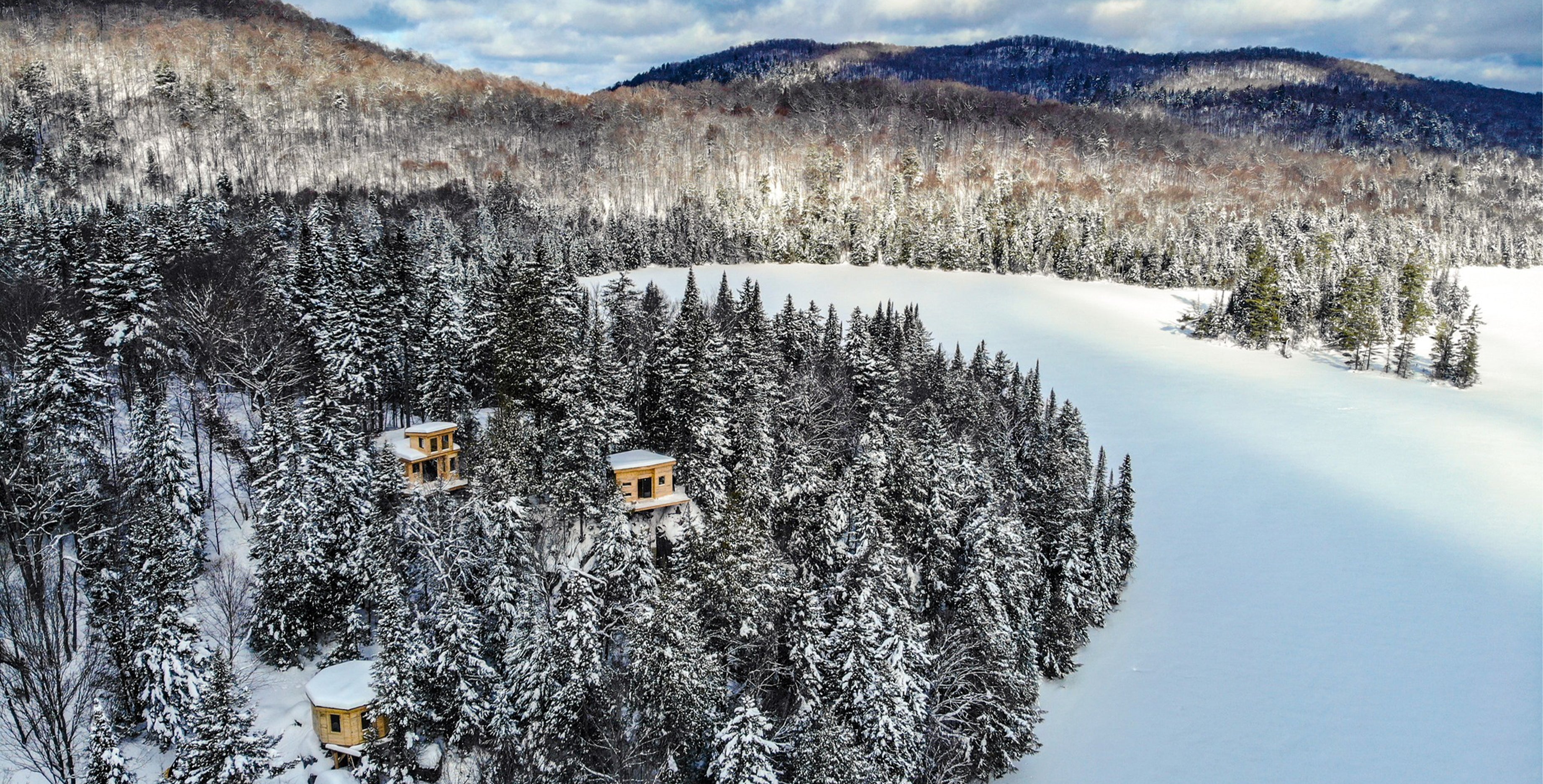 parc-eco-laurentides-snowshoeing-treehouses