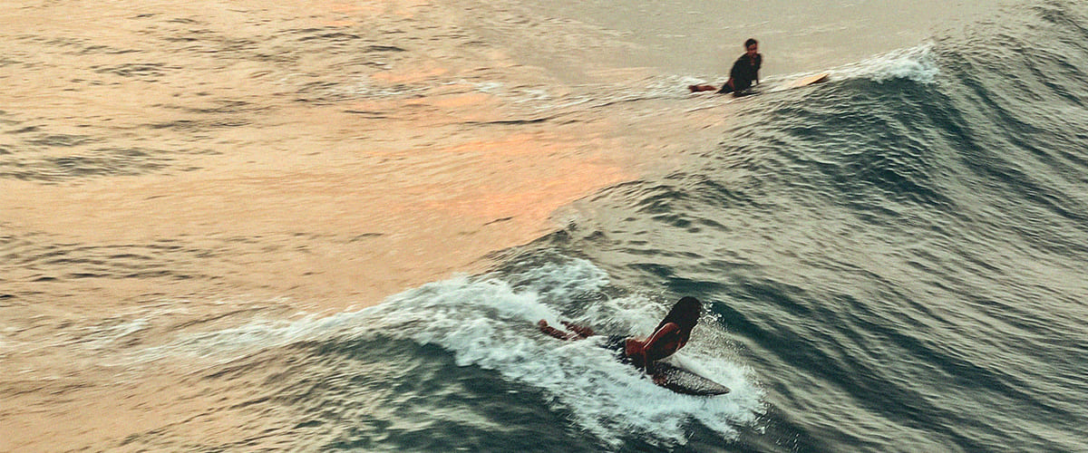 Regarder les surfeurs plus expérimentés