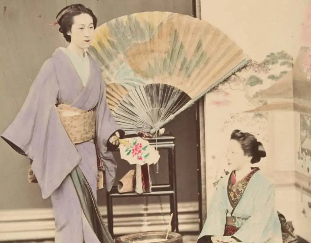 Japanerinnen mit traditionellen Fächern