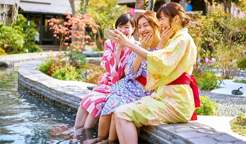 Frauen tragen einen Yukata in einem Onsen