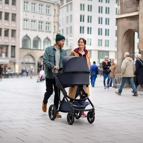 Bild einer Familie in der Stadt mit einem Kinderwagen