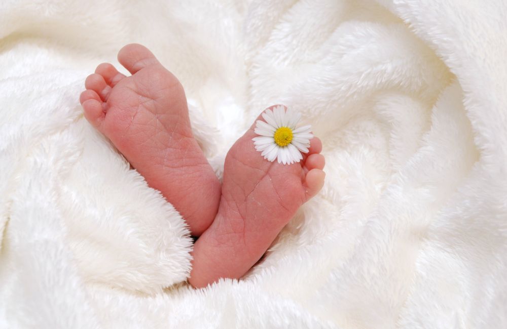 רגליים מבצבצות משמיכת תינוק
