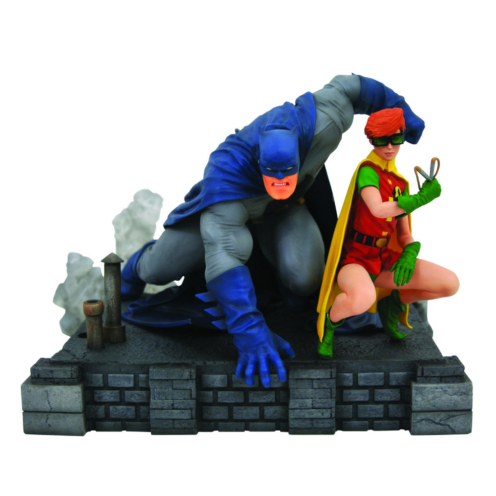 Figurina DC Gallery Dark Knight Returns Batman & Carrie Deluxe