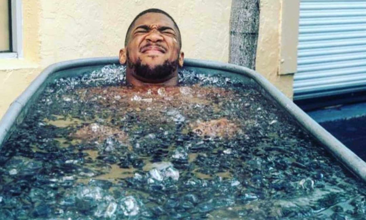 un sportif qui prend un bain froid