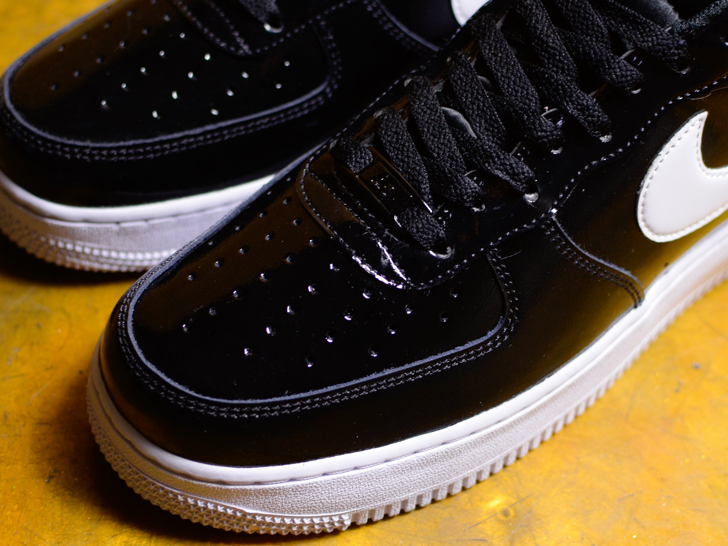 在庫あり/即出荷可】 W AIR FORCE FORCE 1パテント新品24.5cm黒x白x