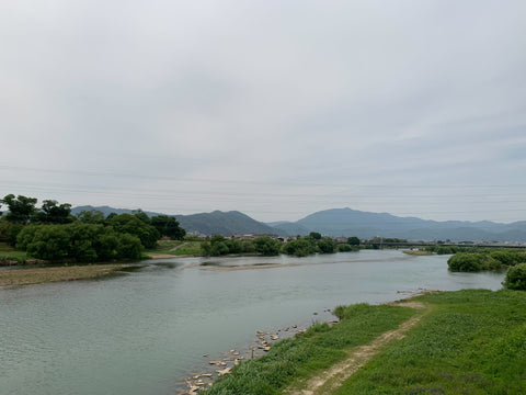 Une vue d'Arashiyama depuis la rivière Katsura