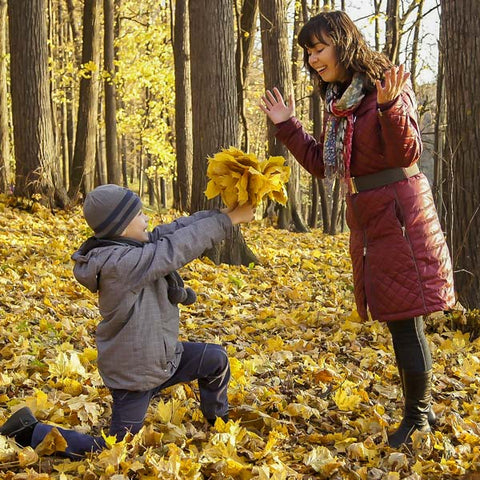 Une Maman et son Fils qui lui offre un bouquet de feuilles