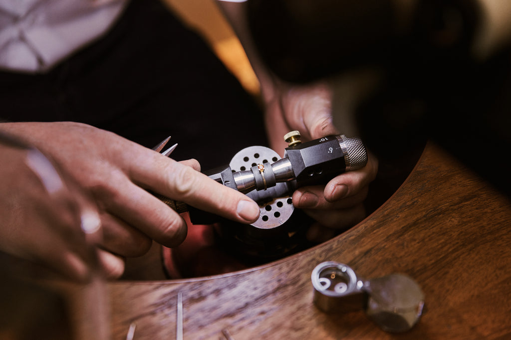 Jeweler at work setting stone | BELLER jeweler Kraków