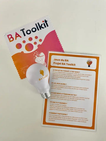 Un essuie lunette, une balle antistress et un carton de jeux le tout avec les logo et couleur du BA Toolkit offert lors du congrès de l'IIBA 2023