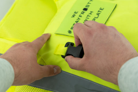 Installation des SwiftClips sur le gilet de sécurité de refroidissement/chauffage IceVest HiVis Class 2