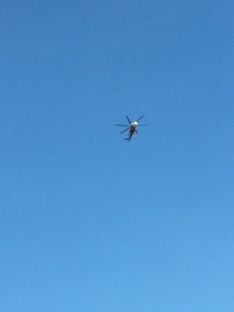 L'attaque aérienne est un outil essentiel pour lutter contre les incendies de forêt, en particulier en Californie. Sur la photo: Sikorsky S-64 Skycrane sous forme de lutte contre les incendies