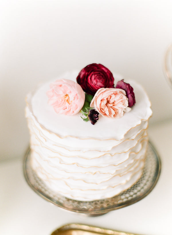 simple one tier cake with fresh flowers