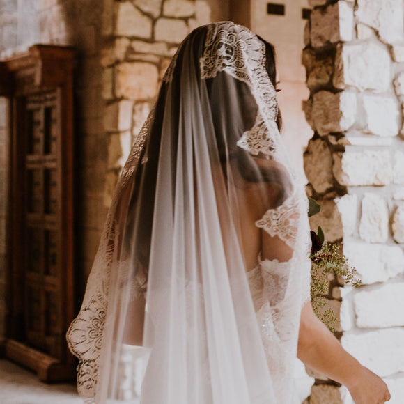 https://cdn.shopify.com/s/files/1/0768/3307/products/Antonia-mantilla-veil-the-mantilla-company.jpg?v=1651161251&width=580