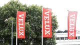 3 flag med Velux' logo ved Velux A/S hovedkvarter