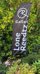 Sort beachflag med logo og teksten Galleri Lone Reedtz
