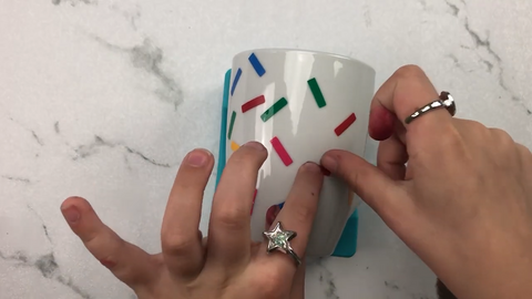 Hur man gör en mugg med konfetti från vinylrester