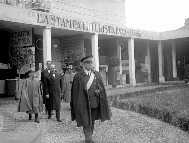 Re Vittorio Emanuele con Marinetti alla mostra d'arte futurista. Copyright Farabola