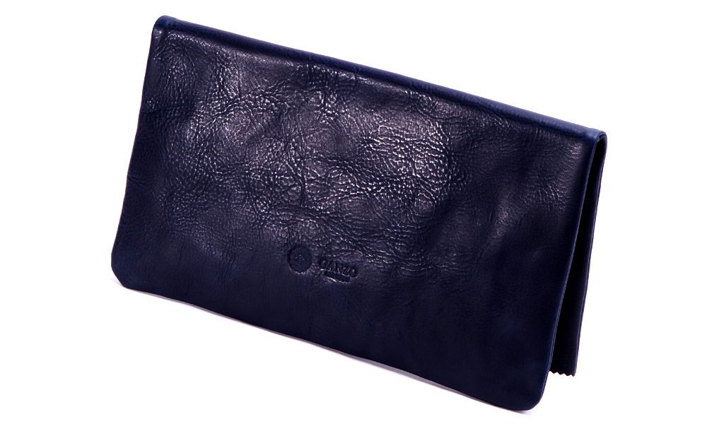 S-sized clutch bag that can easily fit an iPad mini