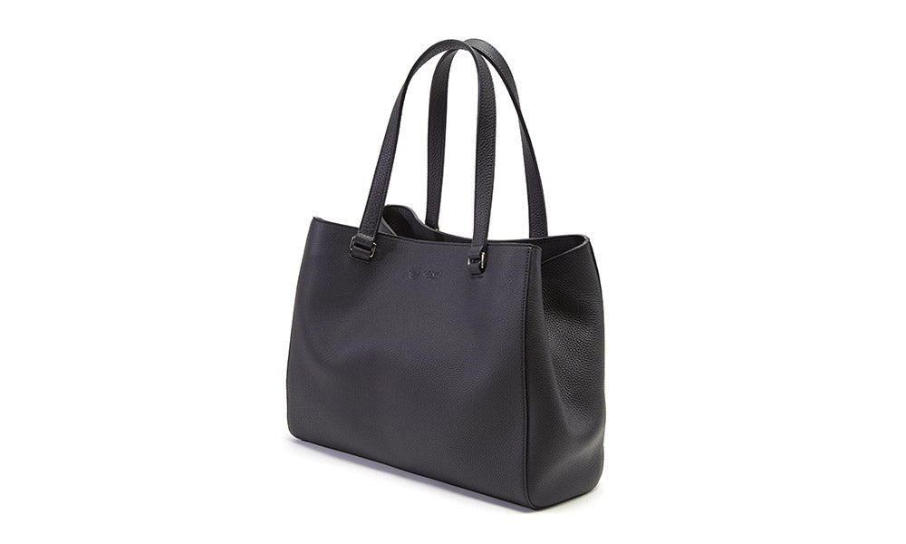 A high-quality tote bag that lets you fully enjoy the goodness of leather.