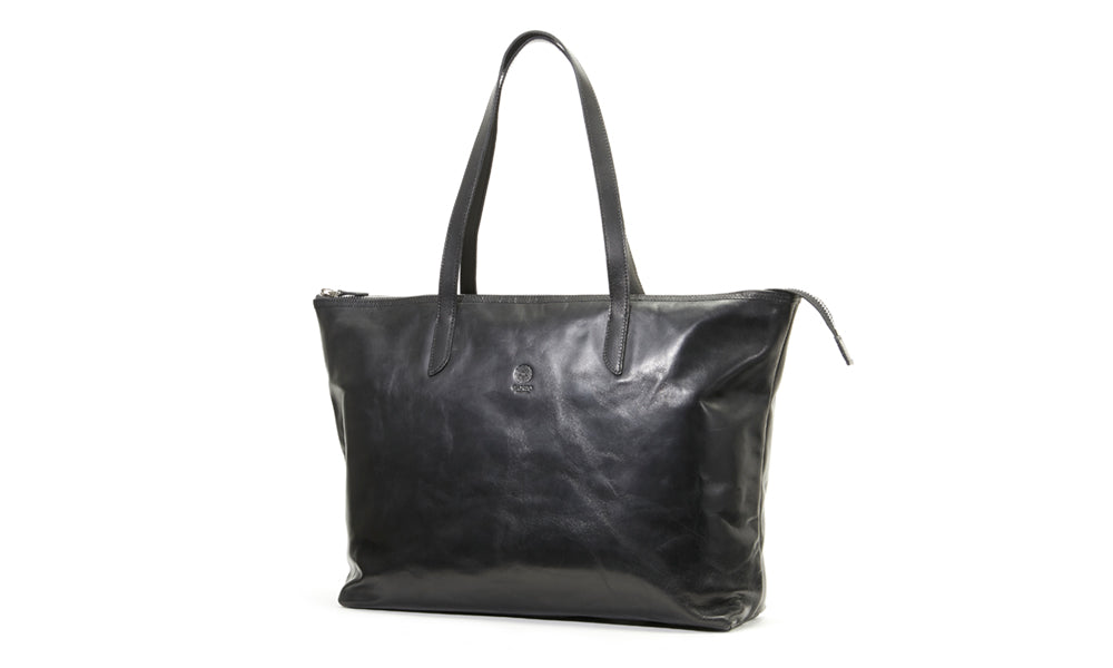 A big tote made of a single piece of leather, with its ruggedness and lightness.