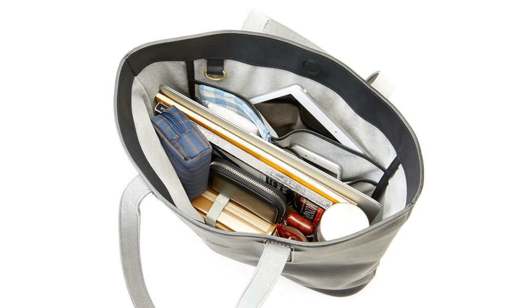 Comes with a large pocket that is useful for organizing small items.