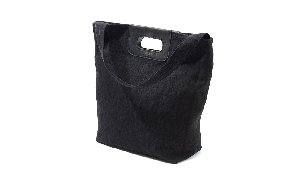 A 2-way bag made of natural materials that is perfect for casual everyday use.