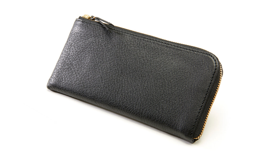 L-shaped zip-type long wallet with an attractive deerskin texture