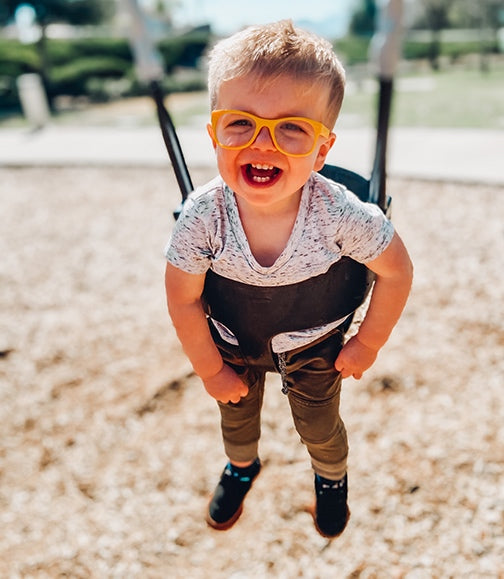 Las cómodas gafas de Roshambo permanecen puestas incluso cuando los niños juegan