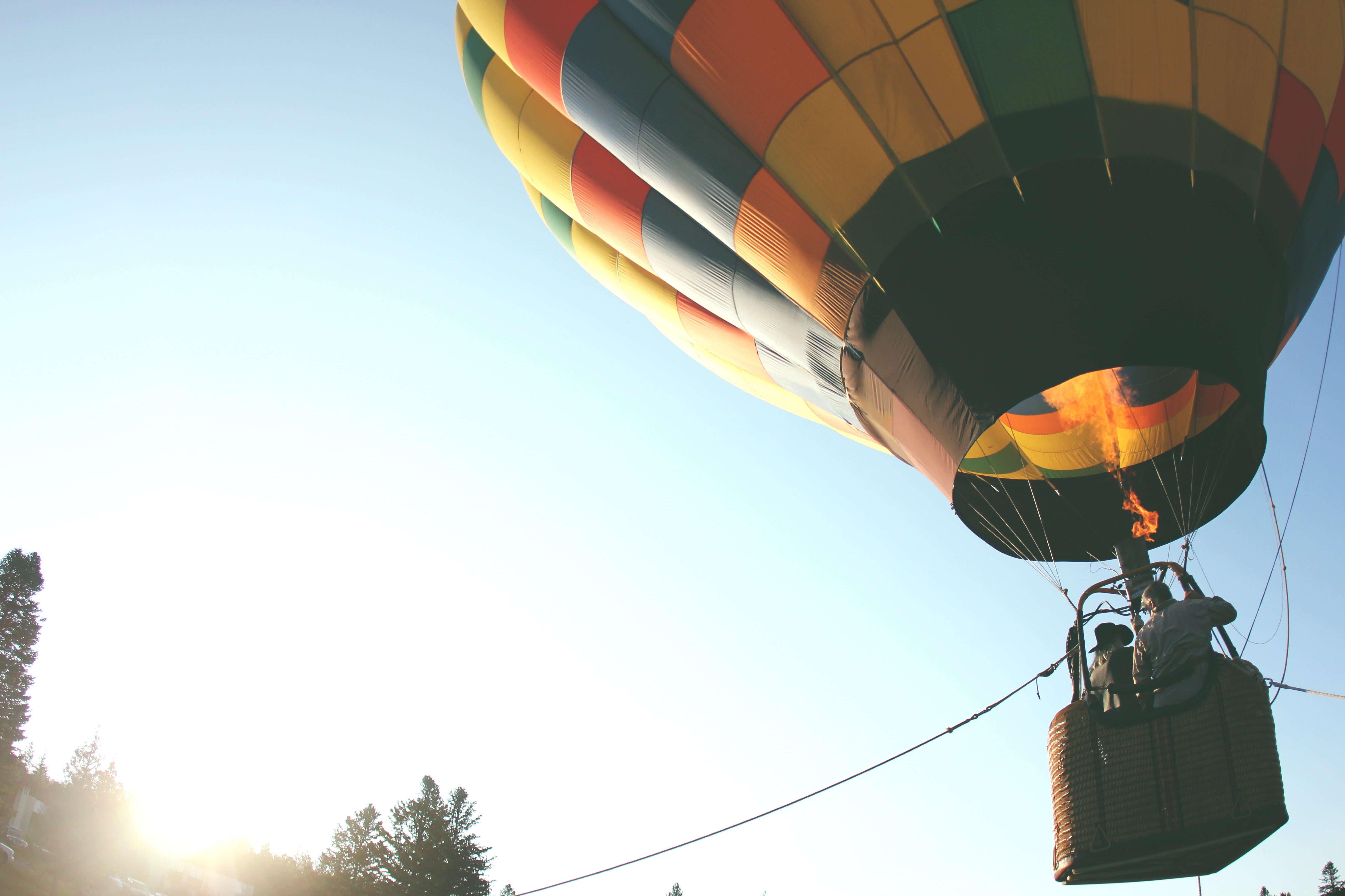 Шар на котором летают как называется. Аэростат монгольфьер. Воздушные шары. Воздушный шар с корзиной. Летательный воздушный шар с корзиной.