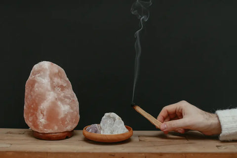 Lithothérapie, utiliser du palo santo pour purifier vos pierres