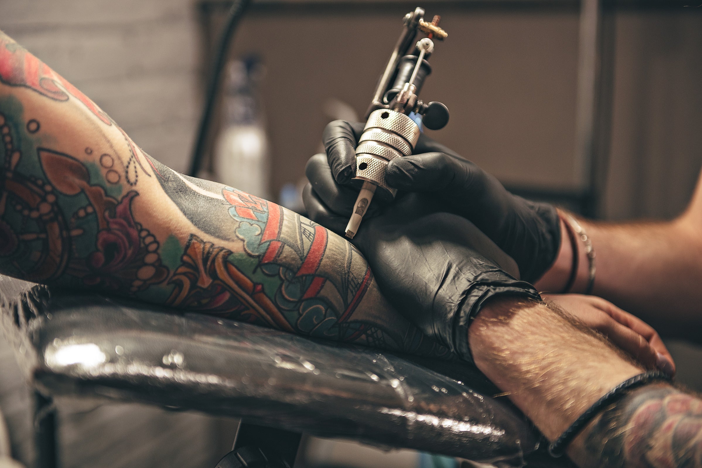 Factors affecting the shine of tattoos