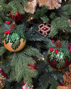 Viv! Home Luxuries Kerstbal - Dennenappel en dennentak - set van 2 - glas - rood groen - 10cm - Viv! Home Luxuries
