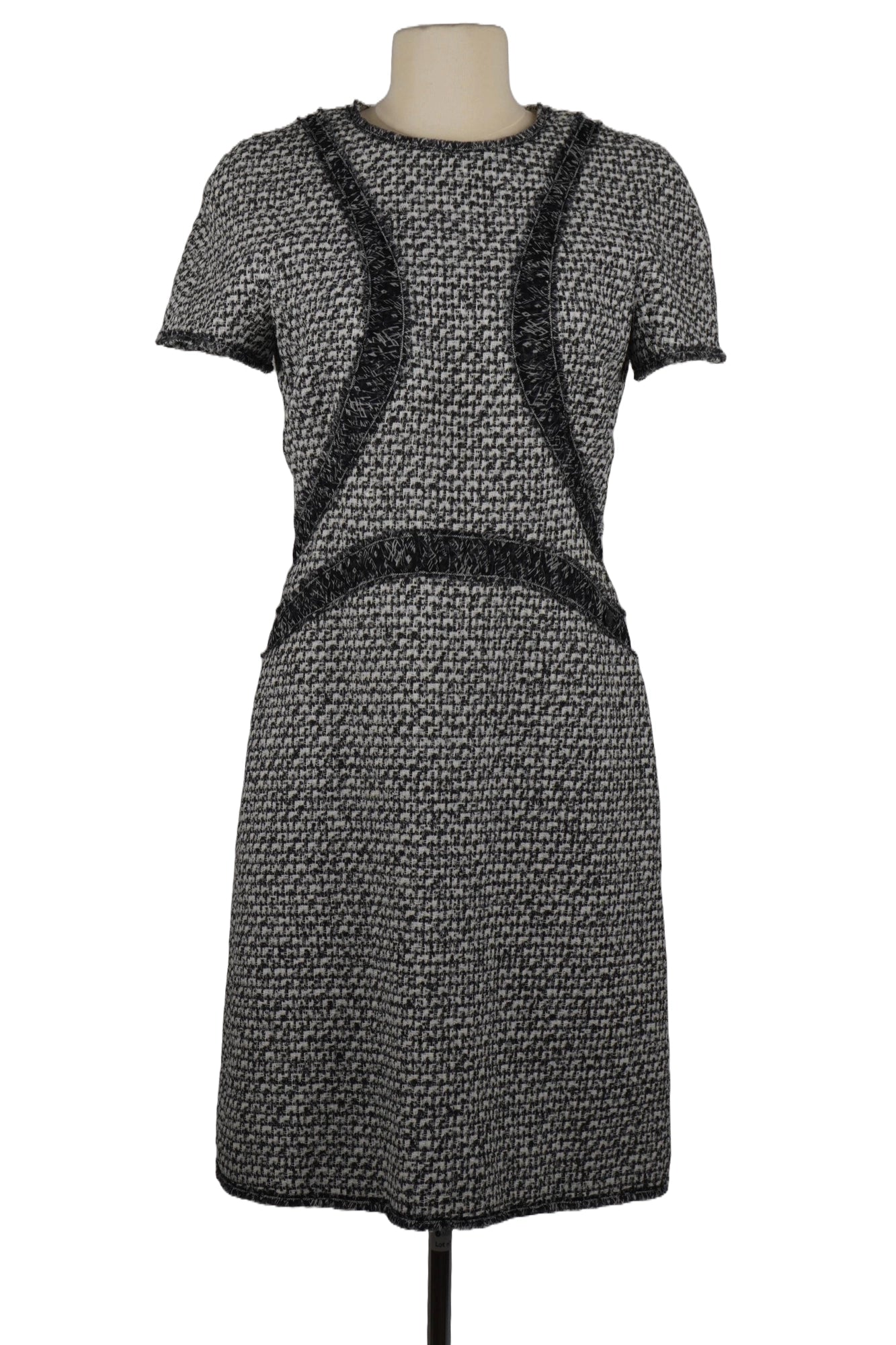Robe Grise en Tweed Chanel, article d'occasion, vue de face