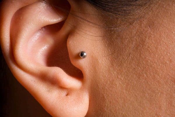 comment-enlever-un-piercing-tragus