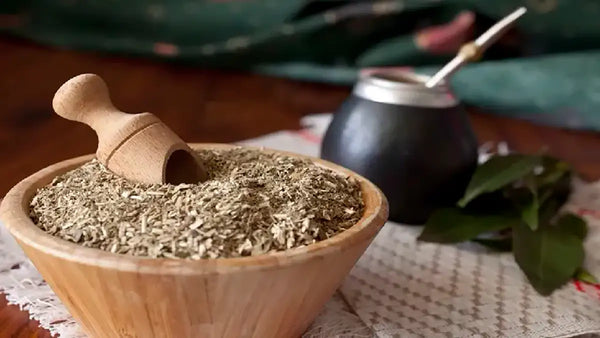 Bowl de yerba mate con un mate preparado de fondo