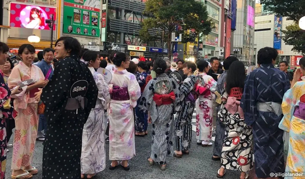 jovenes japoneses con yukata