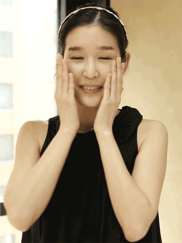 Motions for applying Korean facial toner