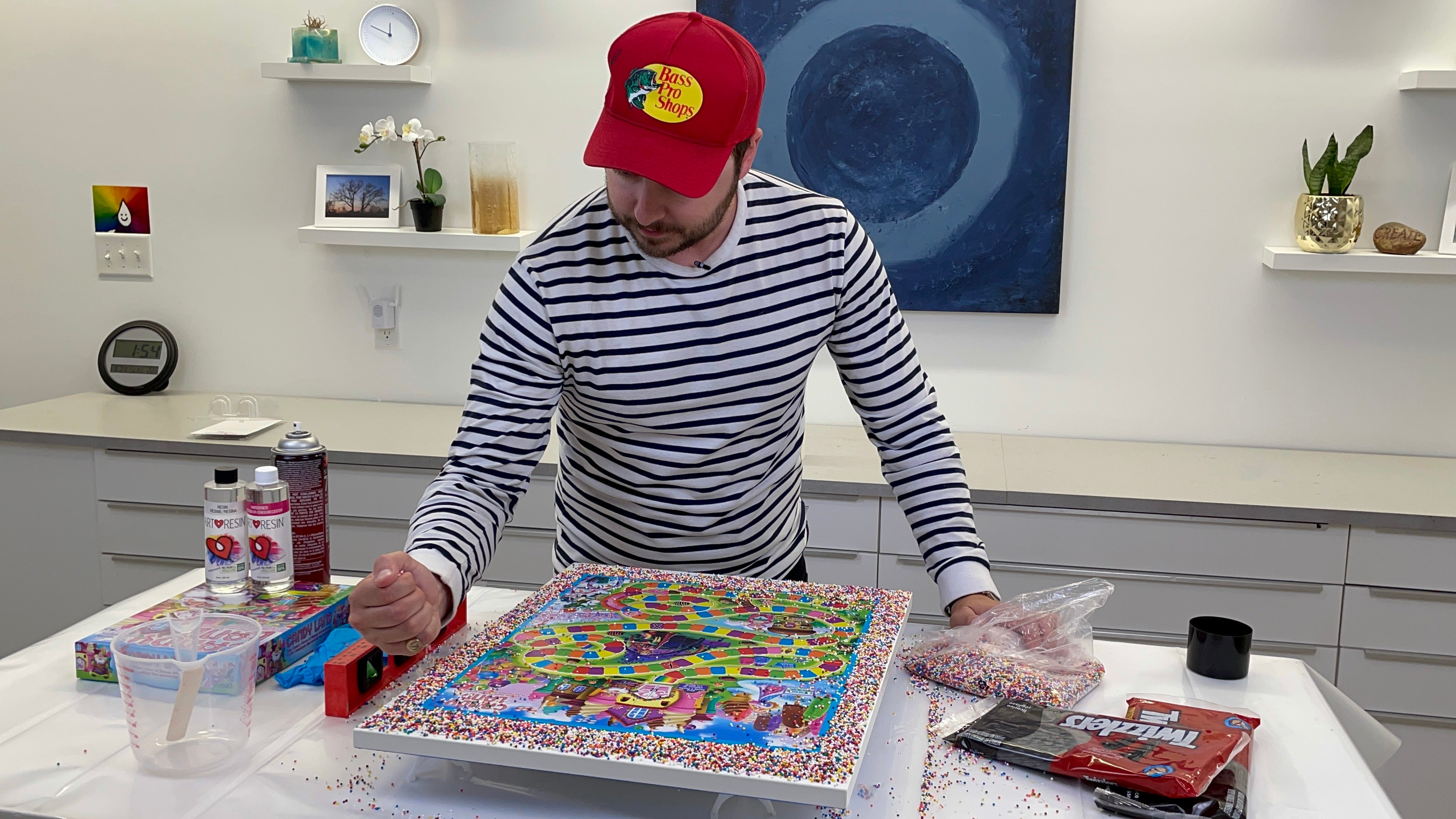 cover the entire surface of the board with candy sprinkles.