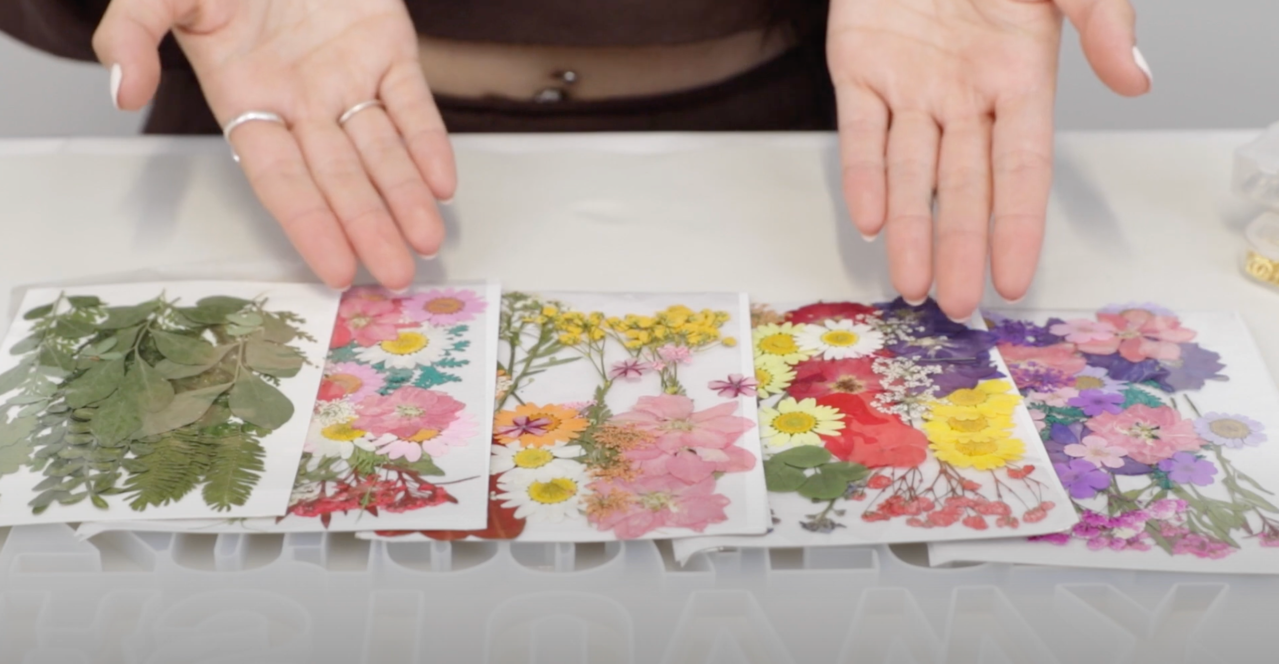 dried flowers to make DIY resin keychains